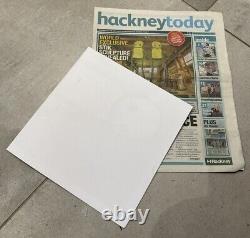 Affiche d'impression de poster HOLDING HANDS BLEU de STIK avec le journal Hackney Today - Rare Authentique