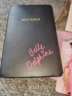 Belle Delphine a signé la Bible originale rare