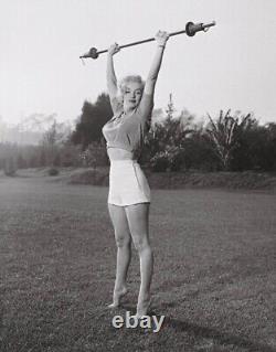 Cadre Marilyn Monroe soulevant des poids à l'extérieur de la salle de gym, impression artistique en noir et blanc rare.