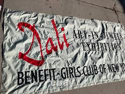 Exposition Dali Art In Jewels au Girls Club New York - bannière drapeau originale rare vtg