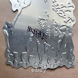 Panneau en métal rare avec une impression d'art de rue graffiti signée Neckface - Reste à l'écart.