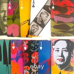 Rare Andy Warhol Foundation Pop Art Collector's Playing Cards Deck Box Set New can be translated to French as:
Ensemble de cartes à jouer rares de la Fondation Andy Warhol sur l'art pop avec boîte de collectionneur neuve.