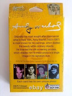 Rare Andy Warhol Foundation Pop Art Collector's Playing Cards Deck Box Set New can be translated to French as:
Ensemble de cartes à jouer rares de la Fondation Andy Warhol sur l'art pop avec boîte de collectionneur neuve.